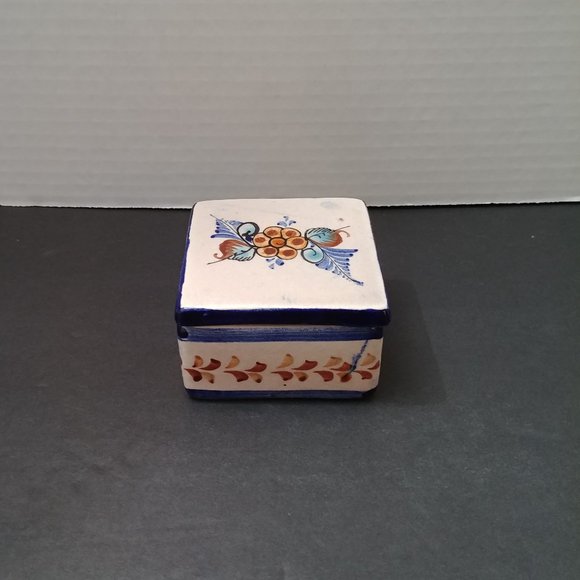 SOLD ✨️ Hand Painted Ceramic Trinket Box with Lid Signed - Picture 2 of 8